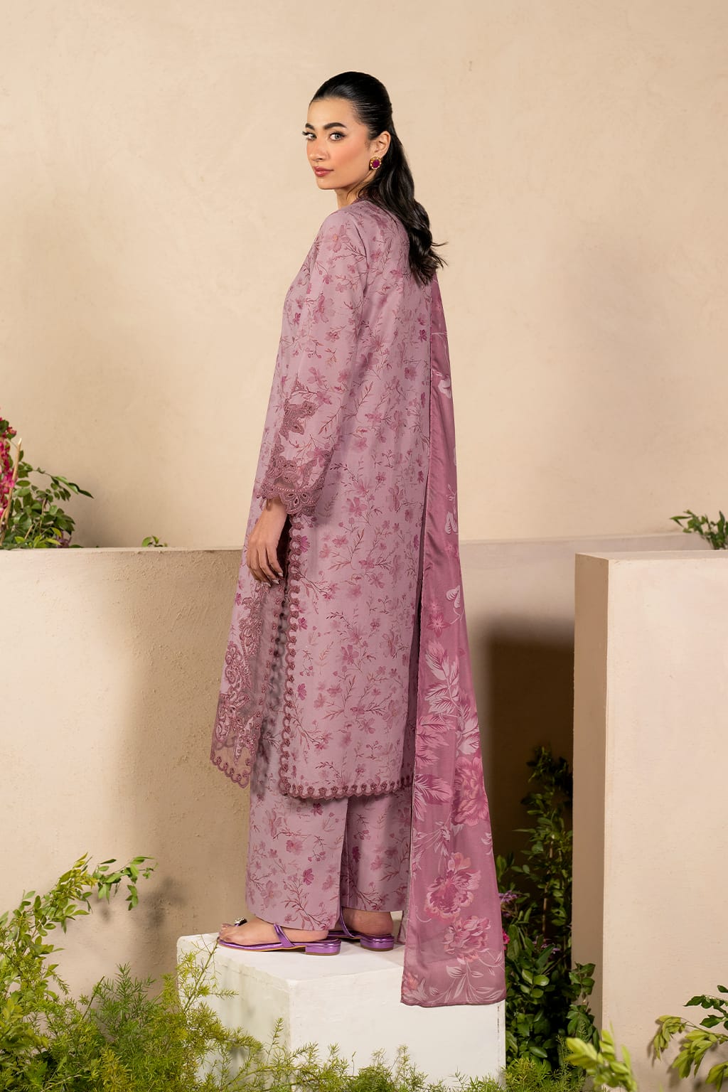 BRAND:*IZNIK*
lawn printed embroidered patch-work unstitced 3pc✓