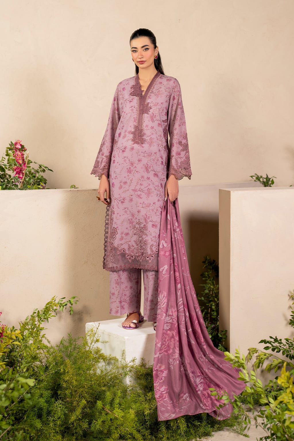 BRAND:*IZNIK*
lawn printed embroidered patch-work unstitced 3pc✓